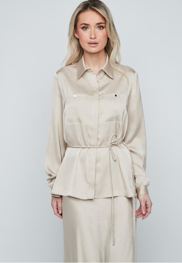 Blusa satén cinturón fino BEIGE