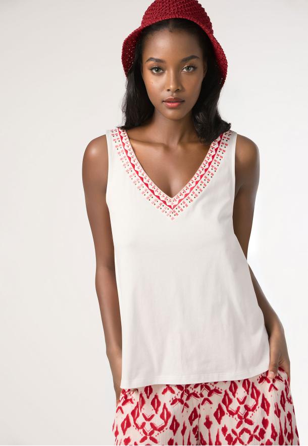 Camiseta bordado escote BLANCO