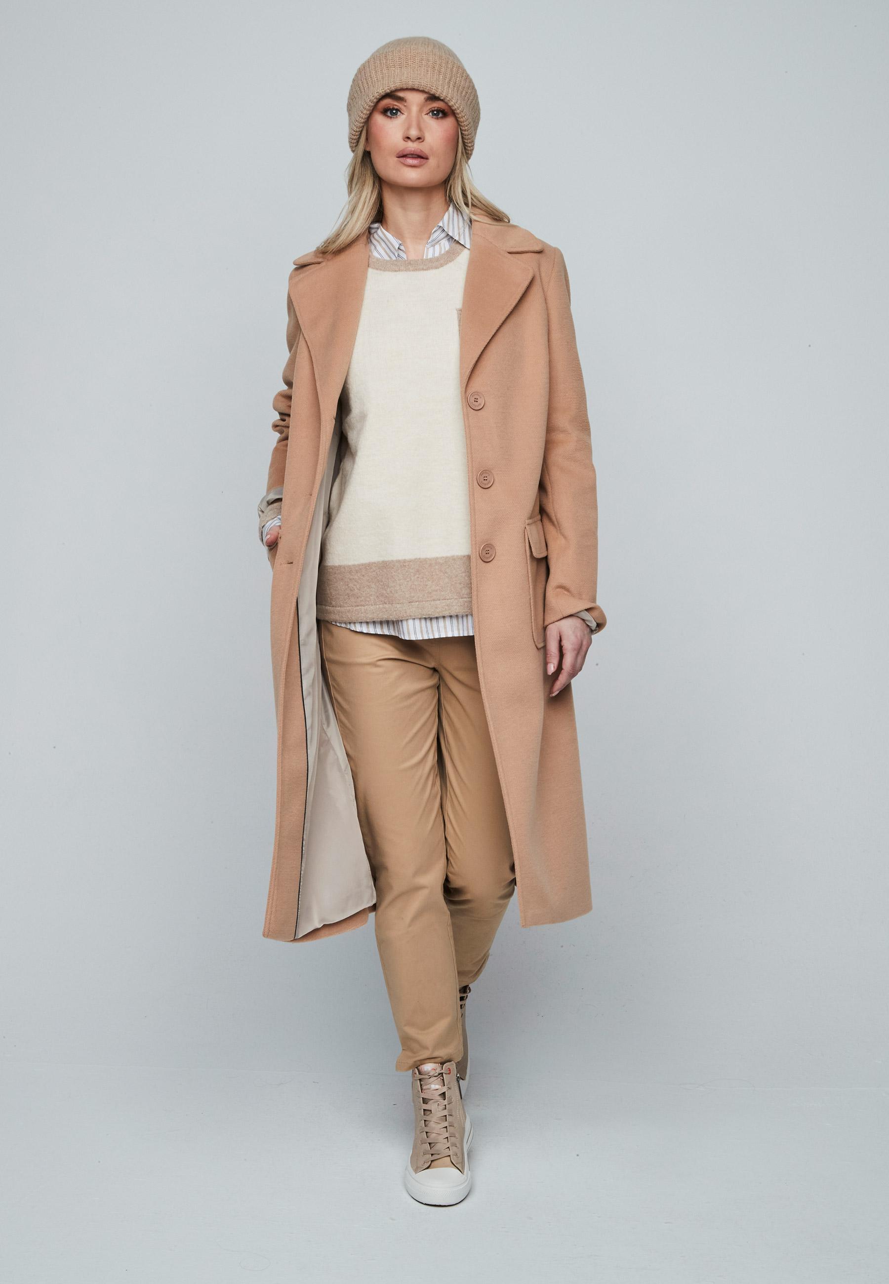 Mujer con un vestido largo color malva y anudado al cuello