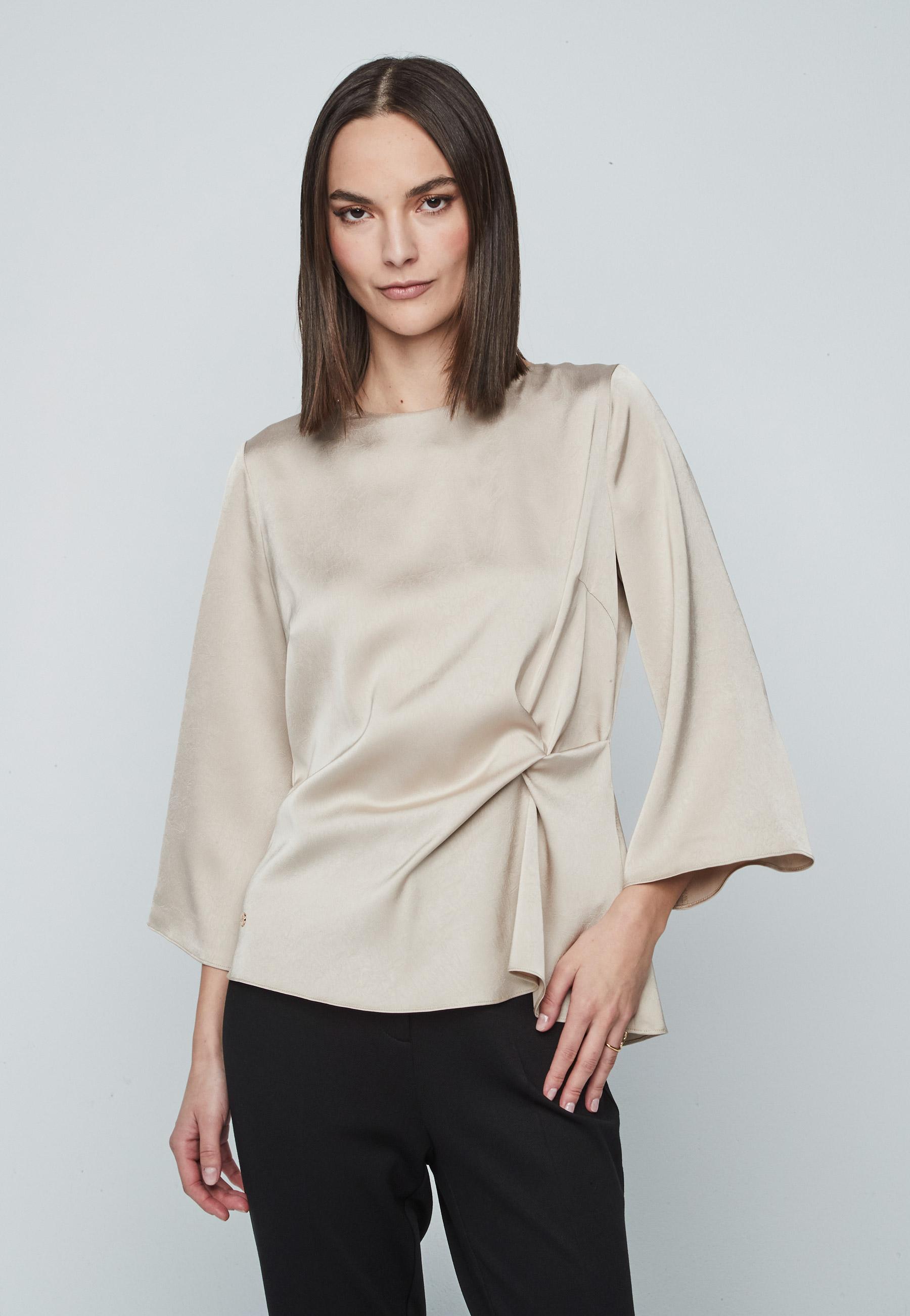 mujer con camiseta color crudo