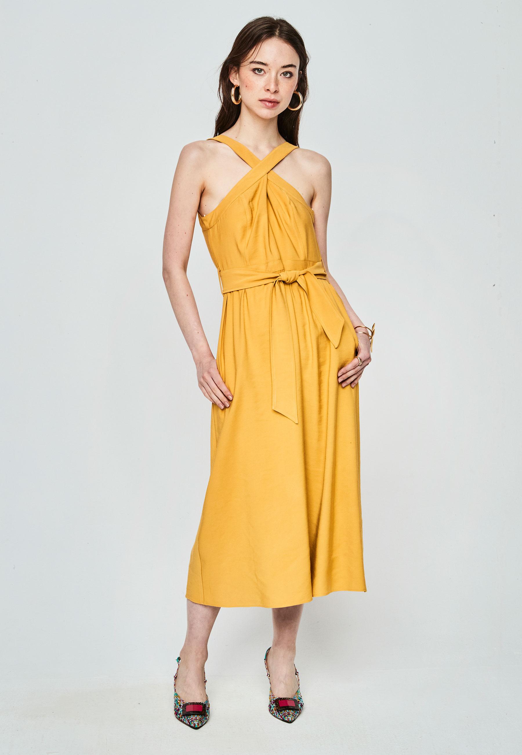 Mujer con vestido amarillo